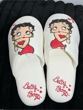 Betty Boop Plush Slippers Women’s Medium 7-8 White Retro House Slides NIB